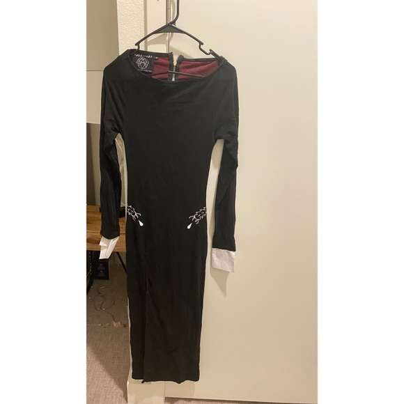 Beautiful long rogue and wolf gothic dress. Has a slit up the leg. Fits XS. - Picture 4 of 5
